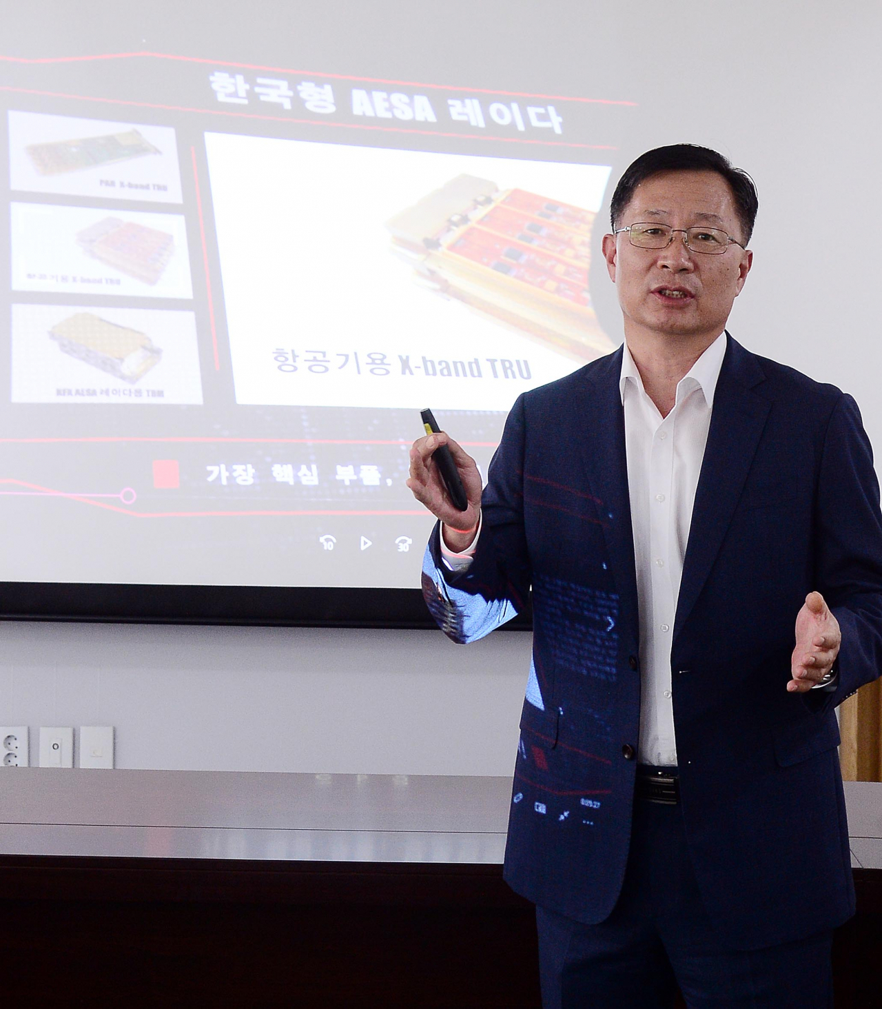 김연은 브로던 대표가 세계를 놀라게 한 ‘AESA 레이더 송수신 모듈’에 대해 설명하고 있다. [이상섭 기자]