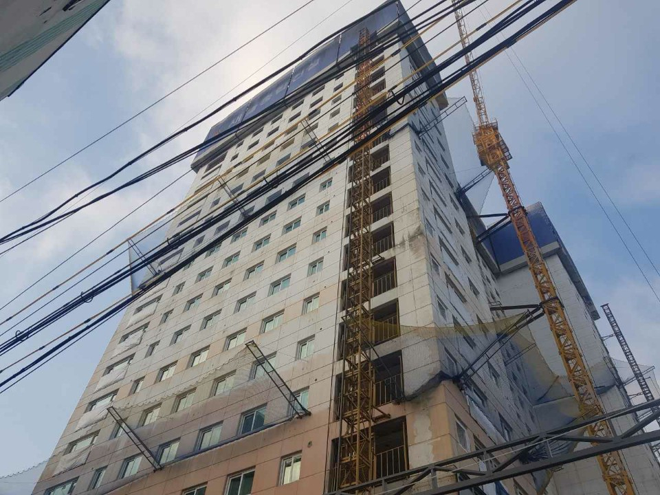 재건축 아파트 완공을 두 달 여도 남겨두지 않은채 멈춰 있는 (가칭) 신일아파트 전경.