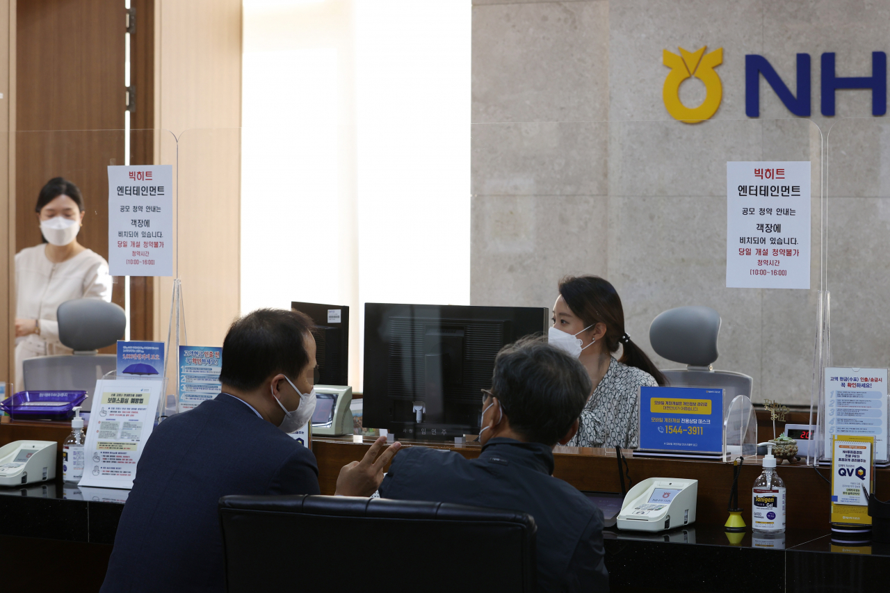 빅히트엔터테인먼트 공모주 청약 둘째 날인 6일 오전 서울 마포구 NH투자증권 마포WM센터에서 개인투자자들이 청약 상담을 받고 있다. [연합]