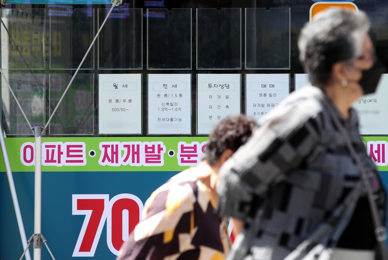지난달 22일 서울 마포구의 한 부동산중개업소 매물정보란 곳곳이 비어 있다. [연합]
