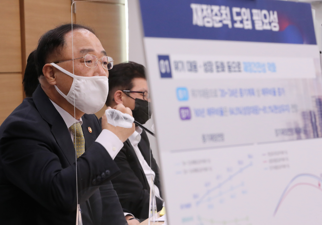 홍남기 경제부총리 겸 기획재정부 장관이 지난 5일 오후 세종시 정부세종청사에서 재정의 지속가능성 유지를 위한 한국형 재정준칙 도입 추진 방안과 관련해 브리핑하고 있다. [연합]