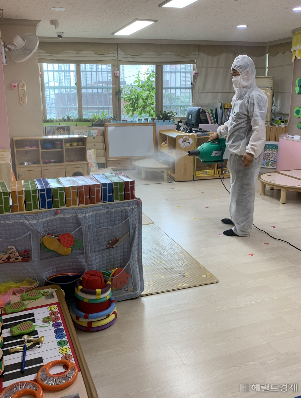 관악구 관계자가 추석 연휴 기간 관내 어린이집 특별방역을 실시하고 있다. [관악구 제공]