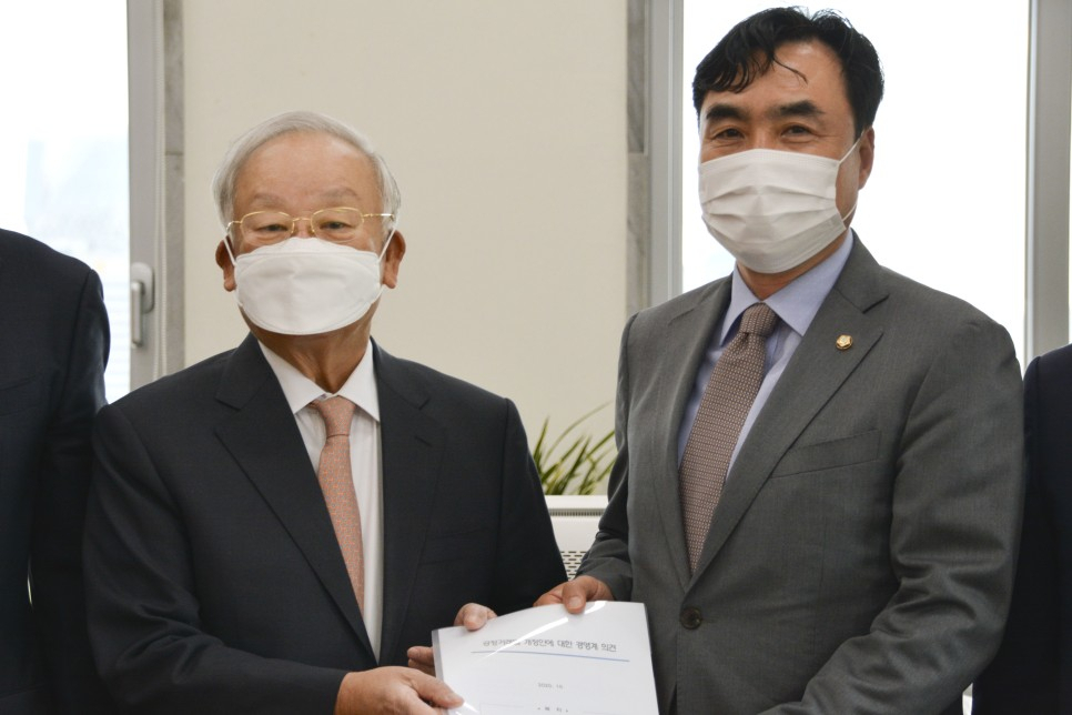 윤관석 국회 정무위원장이 지난 5일 오후 서울 여의도 국회에서 손경식 한국경영자총연합회 회장과 만나 공정거래법 개정안에 대한 경영계 의견을 전달받고 있다. [연합뉴스]