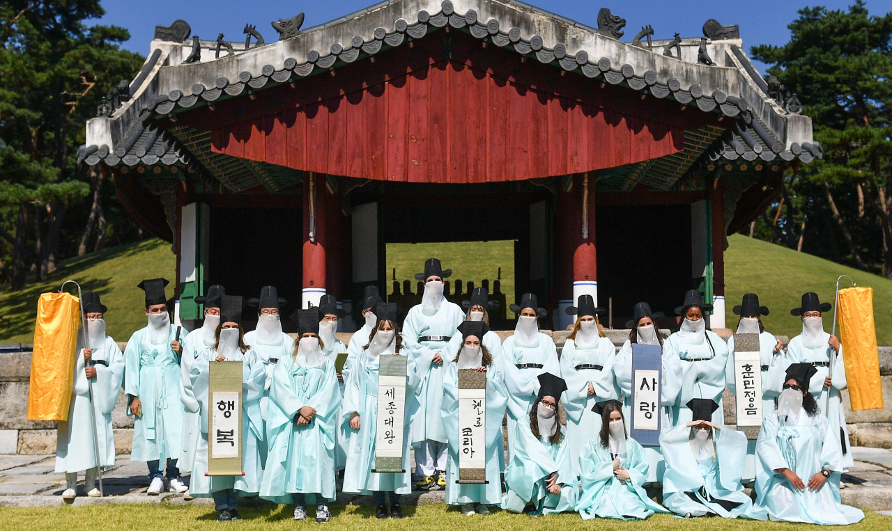 “세종대왕 마마, 구주, 미주에 있다가 한국 와서 사는 청년사신들이옵니다~”