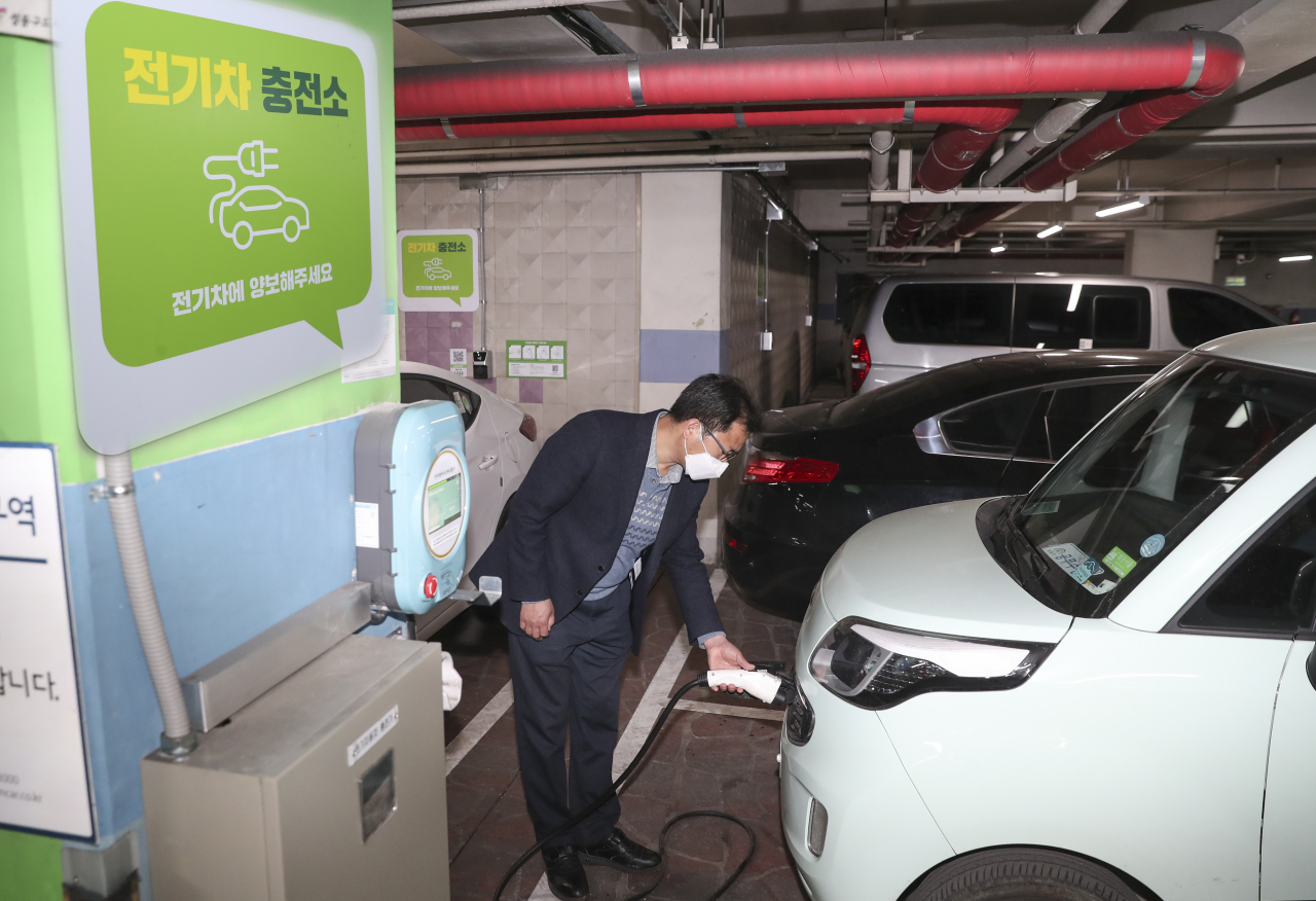 도선동 공영주차장에 설치된 ‘스마트 전기차 충전기’를 이용하고 있는 구민 모습. [성동구 제공]
