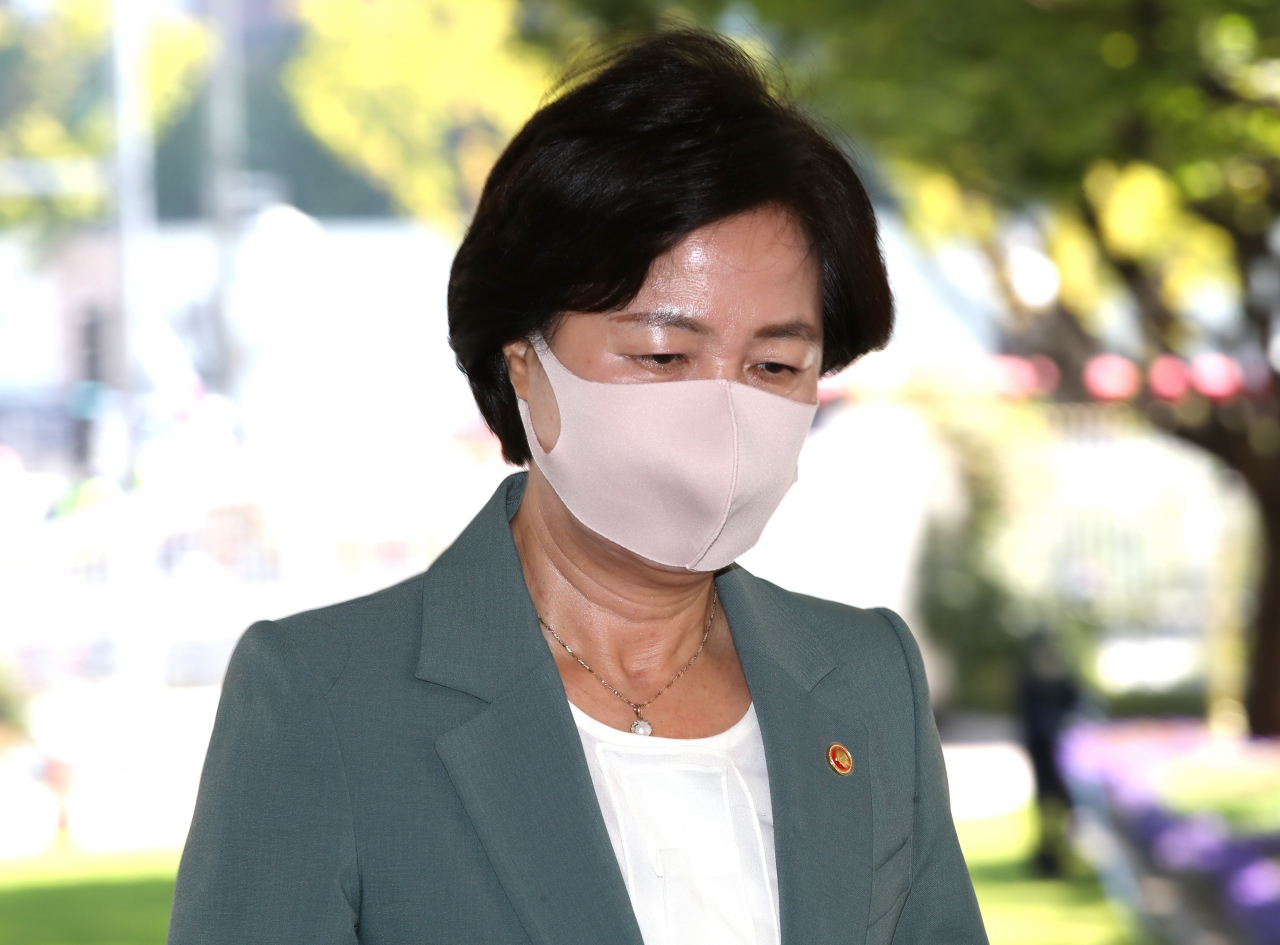 추미애 법무부 장관이 6일 오전 국무회의에 참석하기 위해 정부서울청사로 들어서고 있다. [연합]