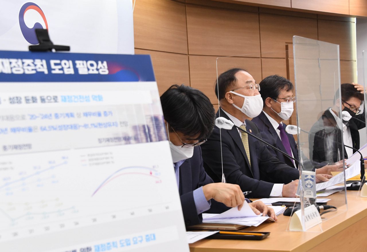 정부가 재정의 지속가능성을 위해 재정준칙 도입을 추진하고 있지만, 4년 전에 추진했던 재정건전화법에 비해 크게 후퇴했다는 지적을 받고 있다. 홍남기 부총리 겸 기획재정부 장관이 5일 정부세종청사에서 한국형 재정준칙 도입방안을 발표하고 있다. [기획재정부 제공]