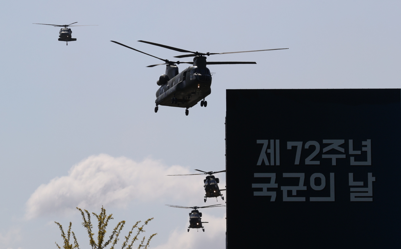 지난달 25일 육군 특수전사령부에서 열린 제72주년 국군의 날 기념식에서 치누크 헬기 등이 비행하고 있다.[연합]