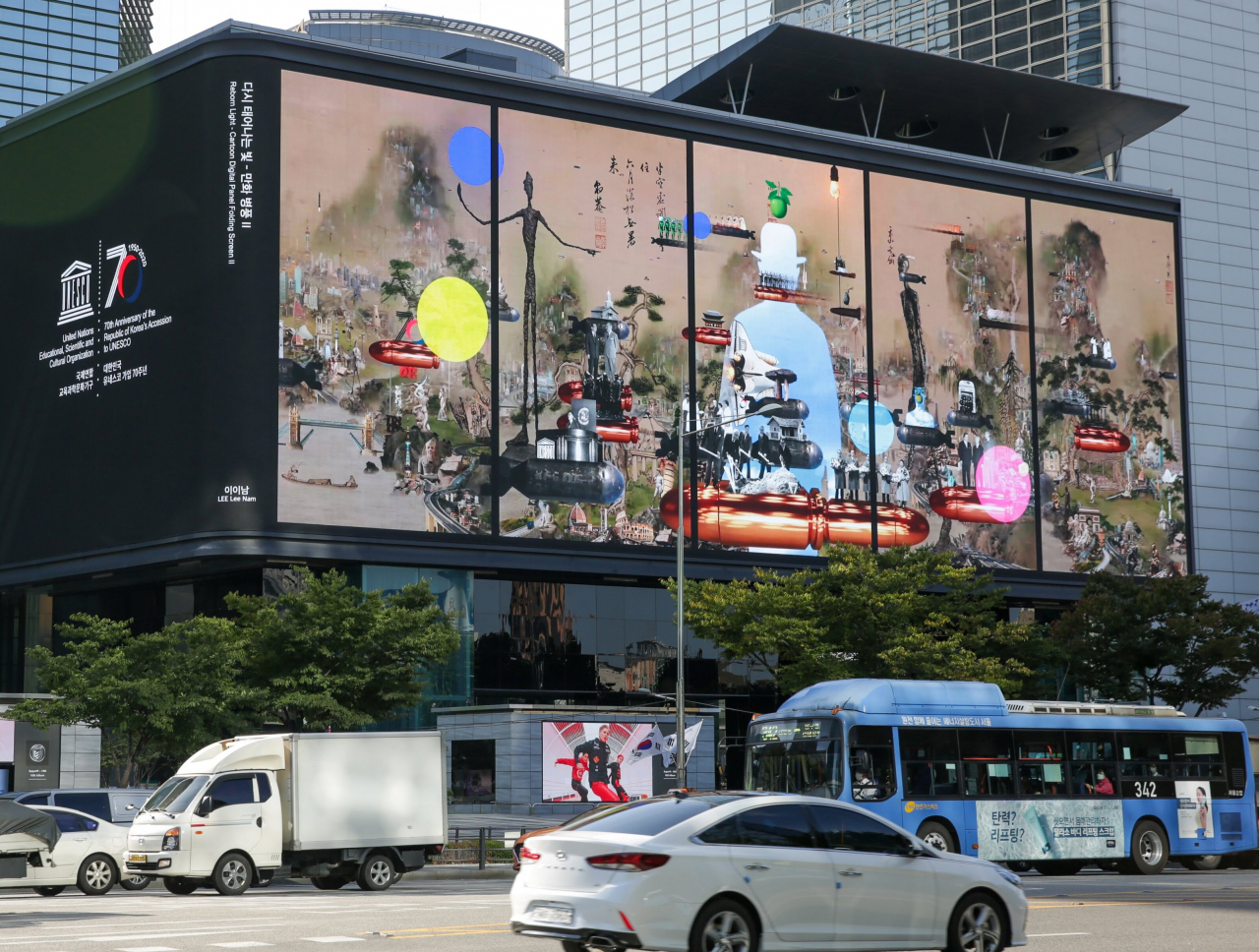 거리의 외벽에 구현된 유네스코 70주년 작품