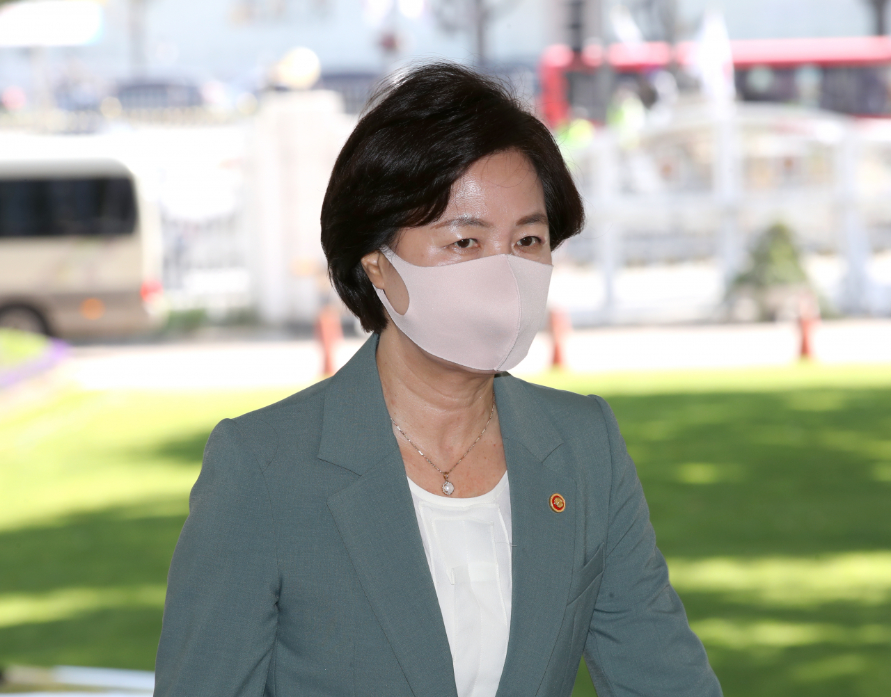 추미애 법무부 장관이 지난 6일 오전 국무회의에 참석하기 위해 정부서울청사로 들어서고 있다. [연합]