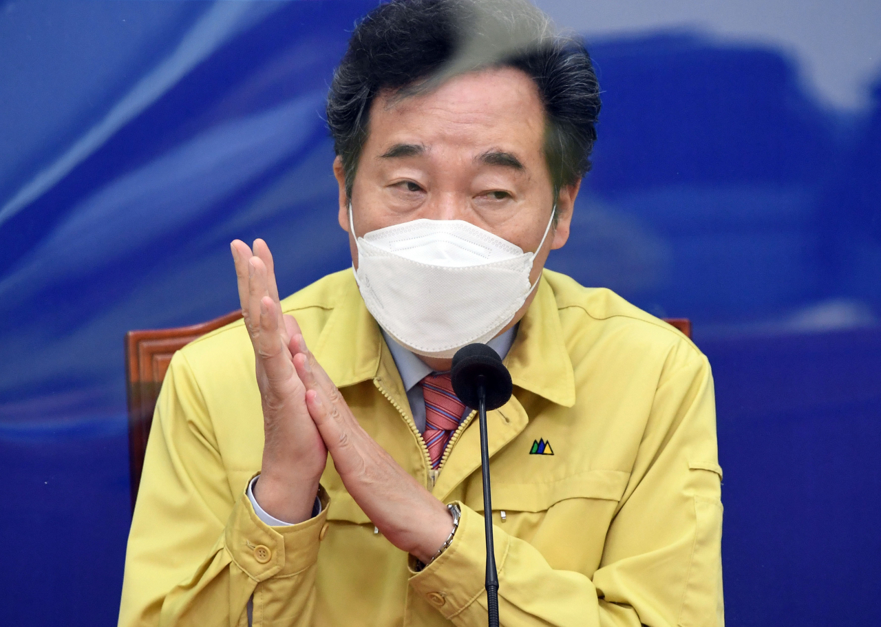 더불어민주당 이낙연 대표가 7일 서울 여의도 국회에서 열린 최고위원회의에서 김태년 원내대표의 공수처 관련 발언을 듣고 있다. [연합]