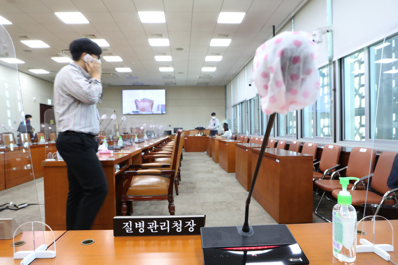 21대 국회 첫 국정감사가 하루 앞으로 다가온 6일 오후 서울 여의도 국회 보건복지위원회 회의실에서 직원들이 점검을 하고 있다. [연합]