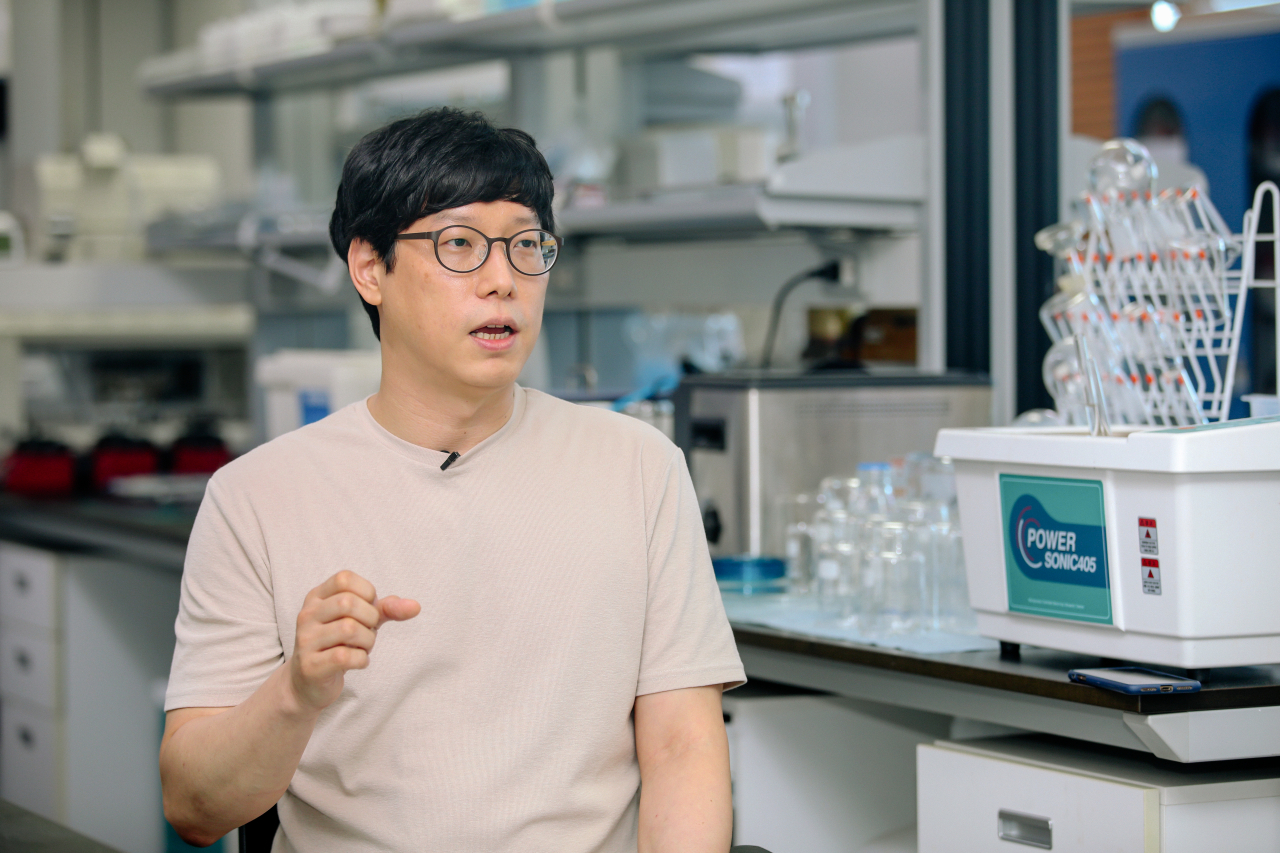 생기원 기능성소재부품연구그룹 정영규 박사가 이번 연구 성과를 설명하고 있다.[한국생산기술연구원 제공]