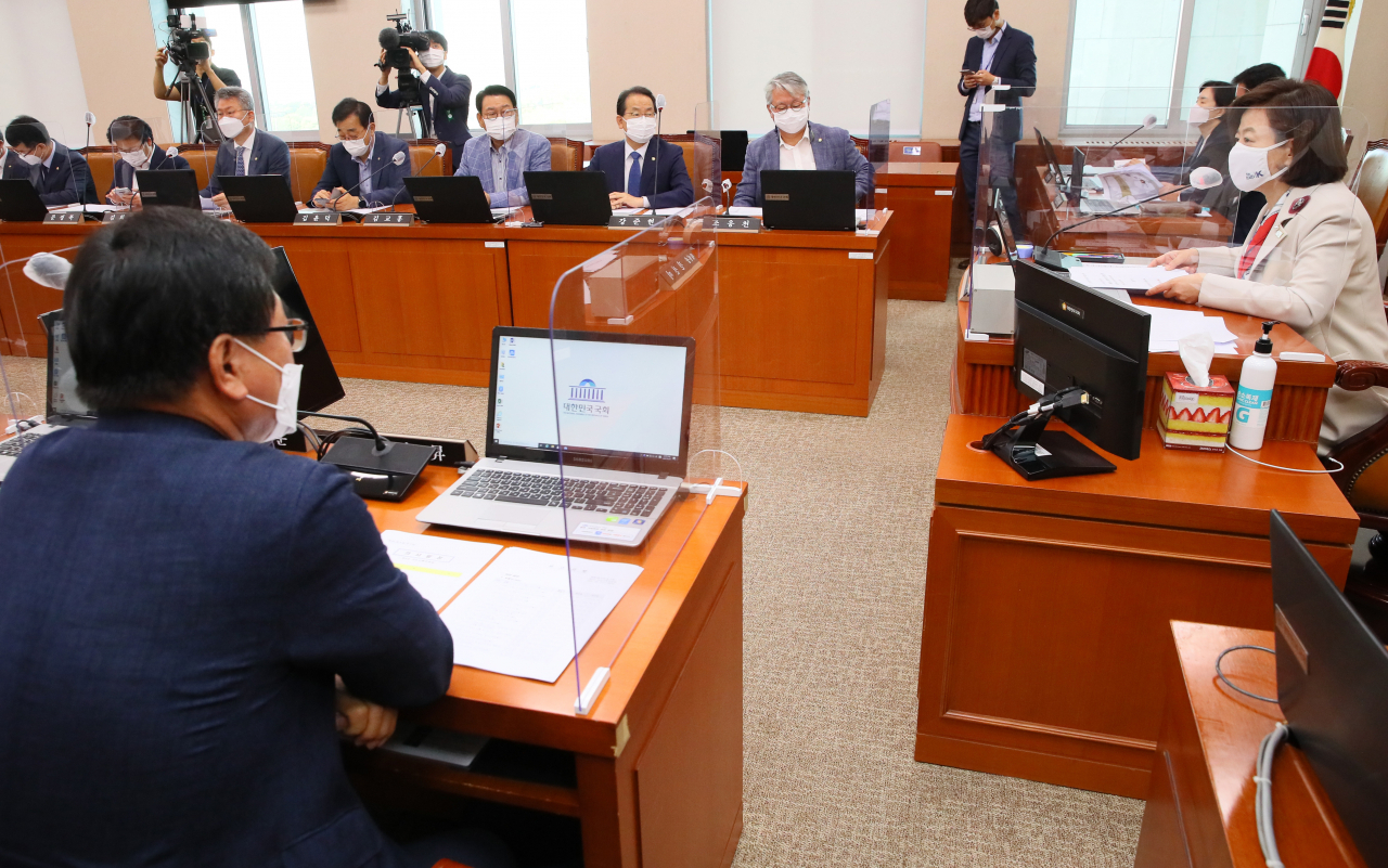 진선미 국회 국토교통위원장이 7일 국회 국토교통위원회 전체회의에서 여야 의원들과 국정감사 일정 변경을 논의하고 있다. 국토위는 피감기관인 김현미 국토부 장관이 쿠웨이트 국왕 조문사절단으로 출국함에 따라 일정을 16일로 변경했다. [연합]