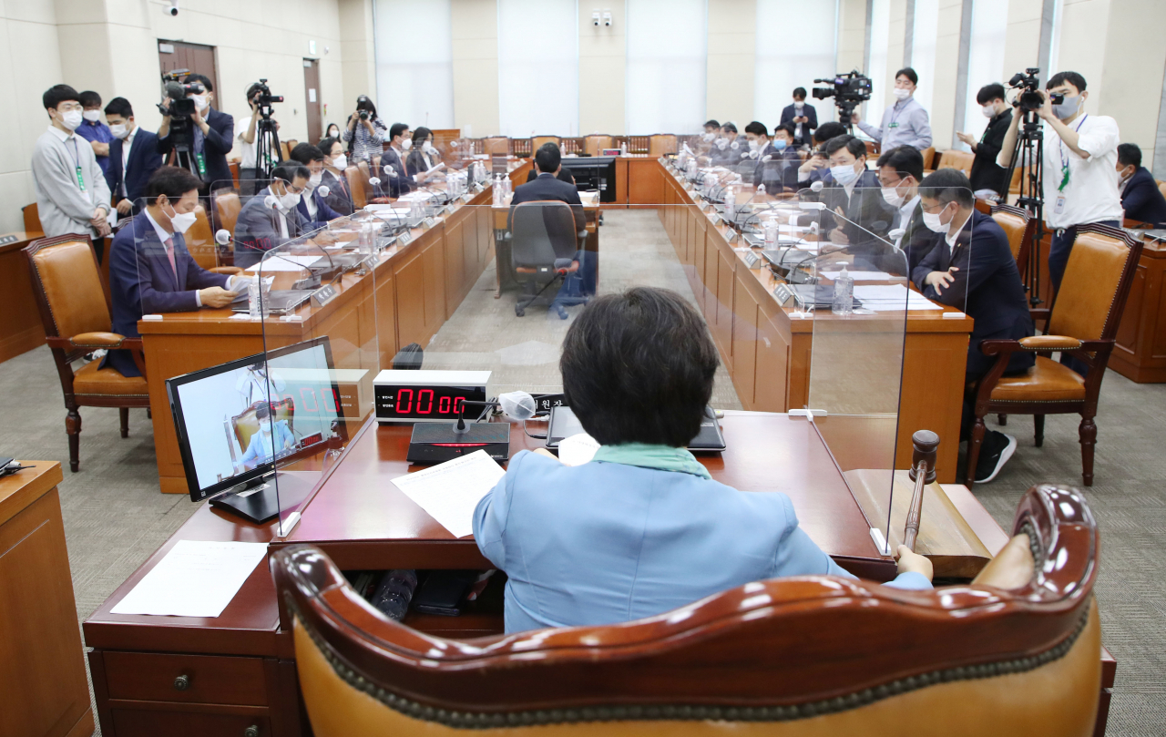 서영교 국회 행정안전위원장이 지난달 24일 서울 여의도 국회에서 열린 행정안전위원회 전체회의에서 2020년도 국정감사 증인 등 출석요구의 건을 가결하고 있다. [연합]