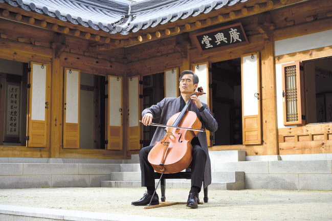 서울 마포 광흥당에서 첼리스트 양성원이 바흐 무반주 첼로곡 모음곡 1·3번을 연주하고 있다. [마포문화재단 제공]