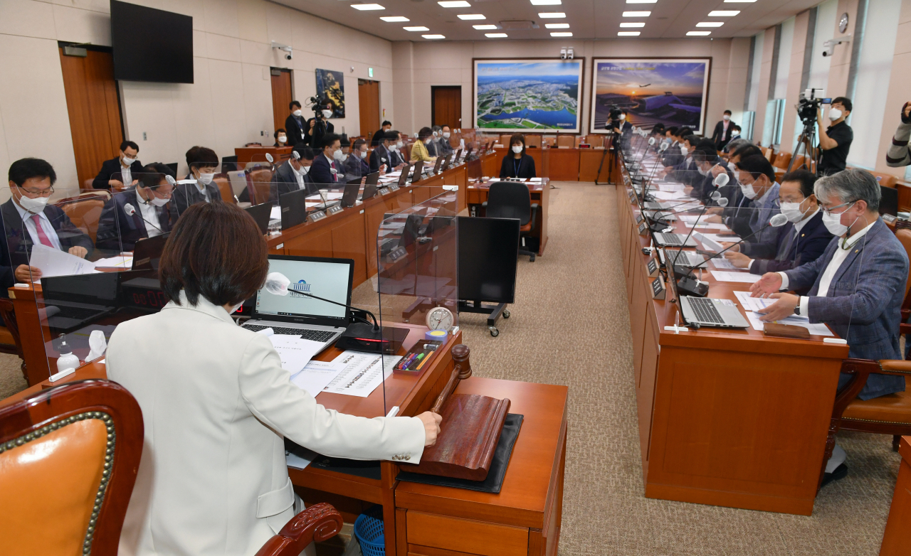 진선미 국회 국토교통위원장이 7일 국회 국토교통위원회 전체회의에서 국정감사 일정 변경안을 의결하고 있다. 국토위는 피감기관인 김현미 국토부 장관이 쿠웨이트 국왕 조문사절단으로 출국함에 따라 일정을 16일로 변경했다. [연합]