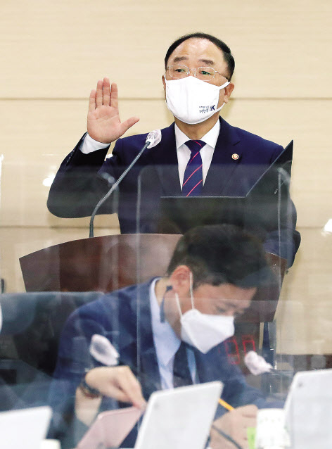 홍남기 경제부총리 겸 기획재정부 장관이 7일 오전 세종시 정부세종청사에서 열린 국회 기획재정위원회의 기획재정부에 대한 국정감사에서 선서하고 있다. 이상섭 기자