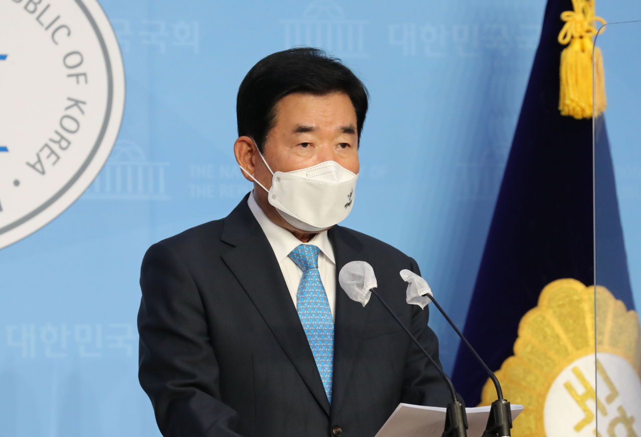 더불어민주당 국가경제자문회의 의장에 위촉된 김진표 의원이 28일 서울 여의도 국회 소통관에서 국가경제자문회의 관련 기자회견을 하고 있다. [연합]