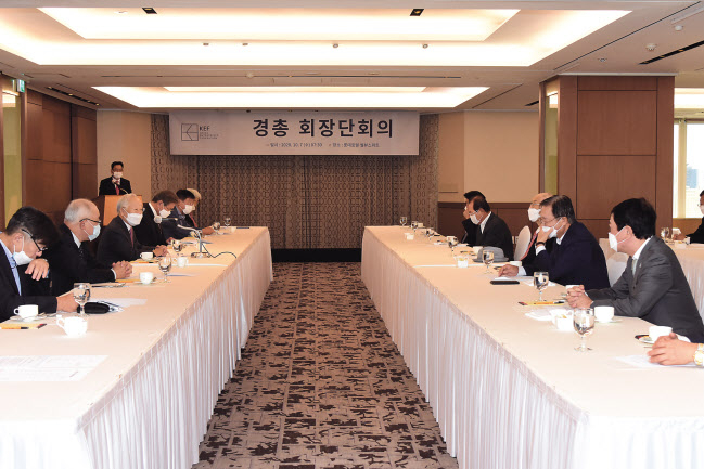 손경식 한국경영자총협회 회장이 7일 서울 중구 롯데호텔에서 열린 ‘경총 회장단 회의’에 참석해 모두 발언하고 있다. 이날 회장단 회의에는 동현수 두산 부회장, 윤여철 현대자동차 부회장, 이인용 삼성전자 사장, 이장한 종근당 회장, 안병덕 코오롱 부회장, 조기행 SK건설 부회장, 김용근 상근부회장, 백우석 OCI 회장, 조규옥 전방 회장, 손경식 회장, 심갑보 삼익THK고문, 윤동한 한국콜마 회장, 김창범 한화솔루션 부회장이 참여했다. [한국경영자총협회 제공]