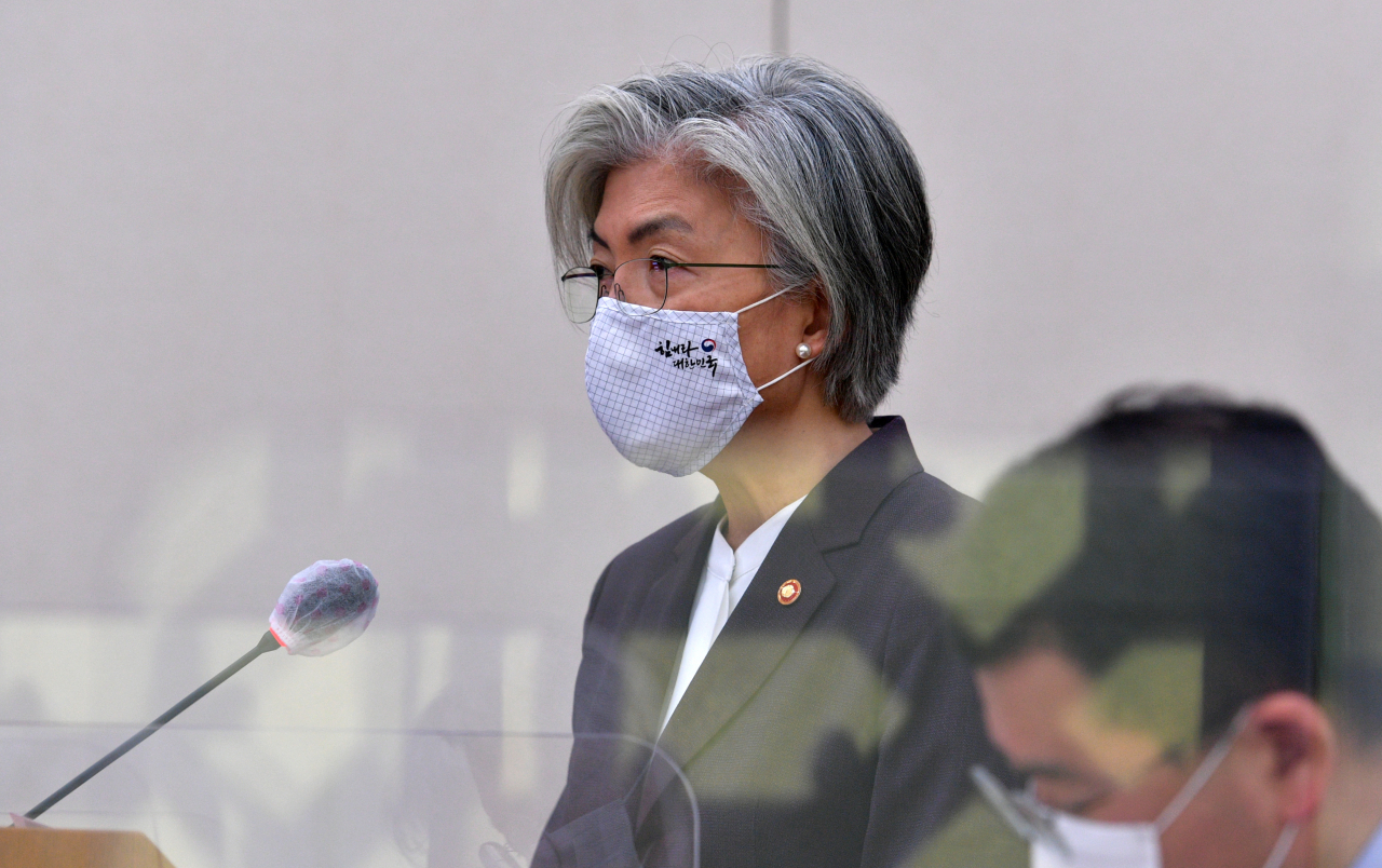 강경화 외교부 장관이 7일 국회 외교통일위원회에서 열린 국정감사에서 업무보고를 하고 있다. 이상섭 기자 babtong@heraldcorp.com
