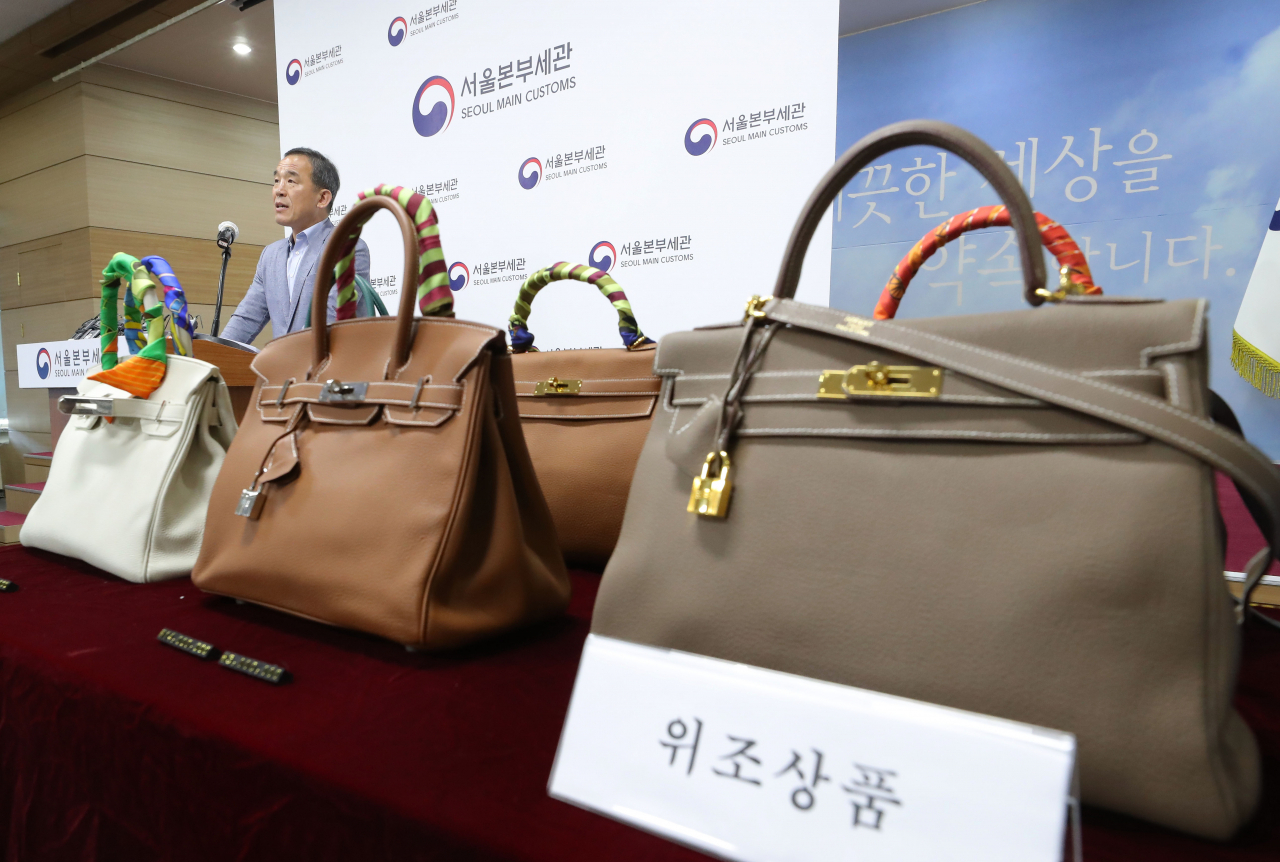 7일 오전 서울 강남구 서울본부세관에서 손문갑 조사1국장이 특S급 짝퉁 가방 등 위조 명품을 제작해 판매한 남매 밀수업자 검거와 관련해 브리핑하고 있다. [연합]