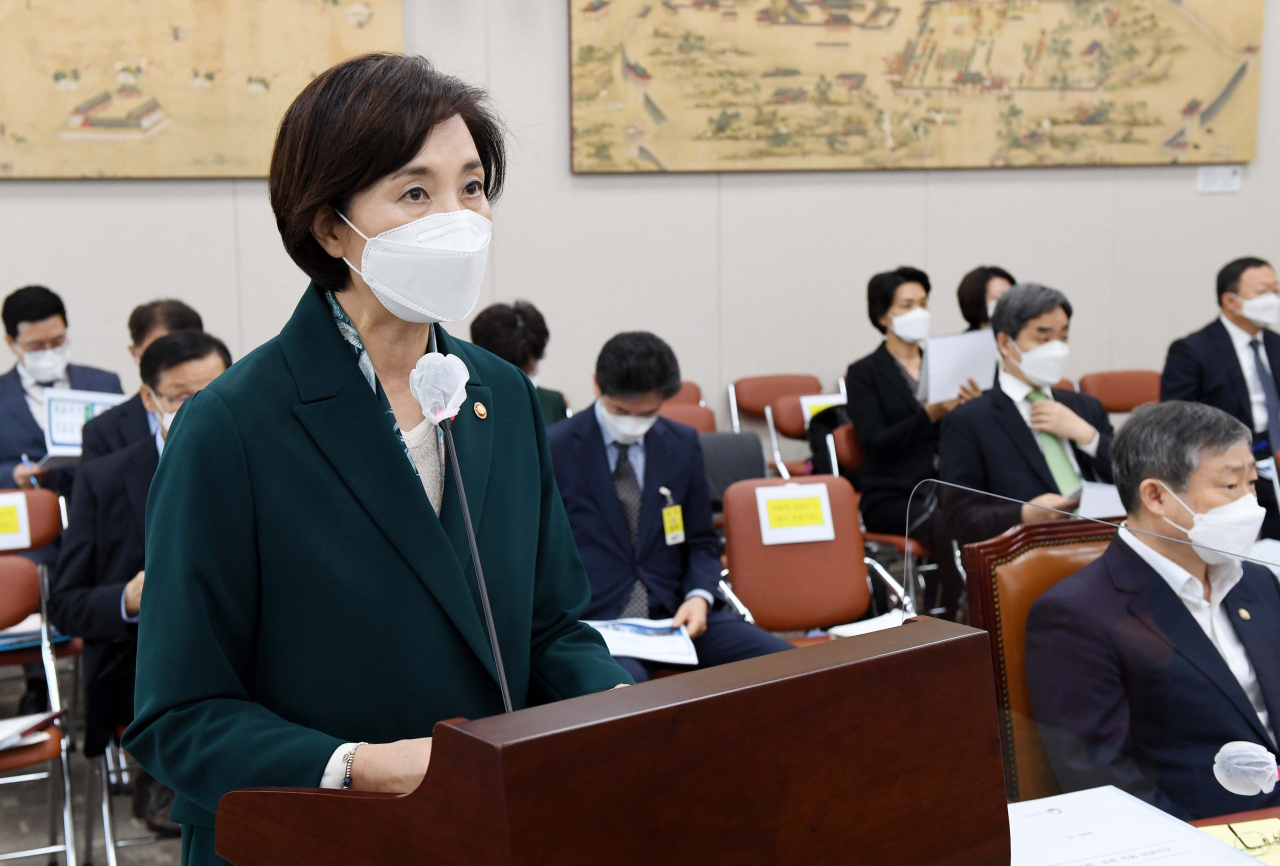2020 국정감사 첫날인 7일 국회에서 열린 교육위원회의 교육부·국사편찬위원회 등에 대한 국정감사에서 유은혜 사회부총리 겸 교육부장관이 업무보고하고 있다. [연합]