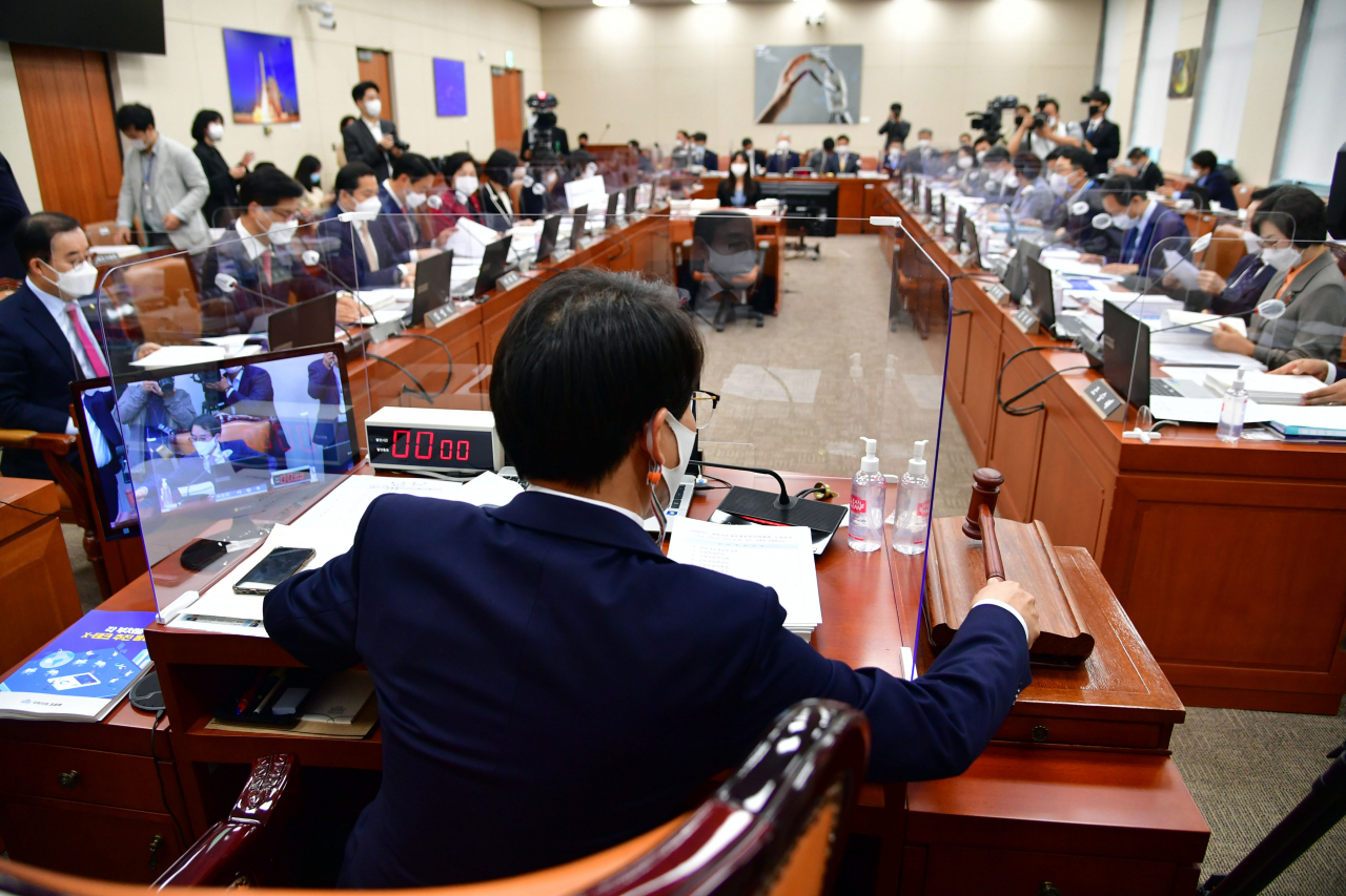 7일 국회에서 열린 과학기술정보방송통신위원회의 과학기술정보통신부 국정감사에서 이원욱 위원장이 의사봉을 두드리고 있다. [연합]