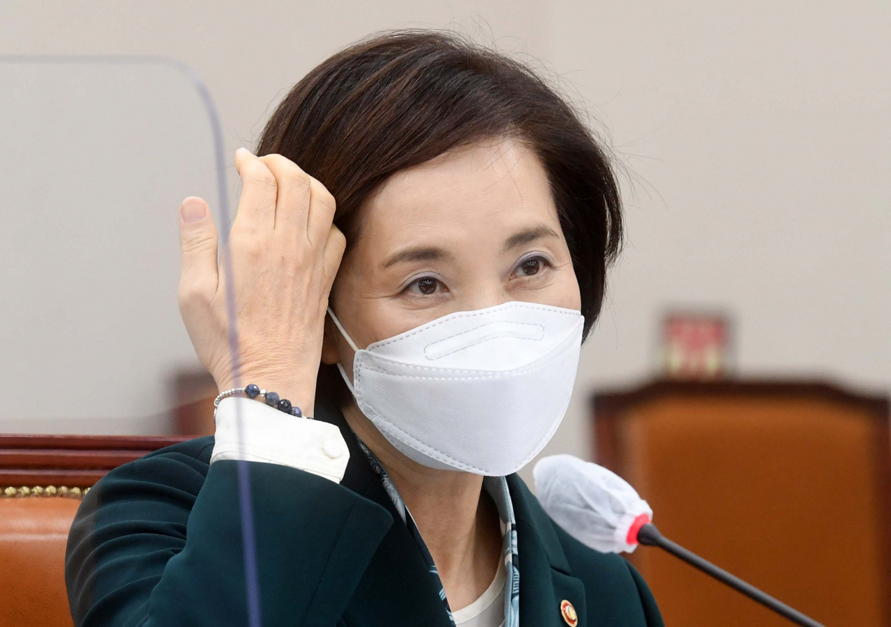 2020 국정감사 첫날인 7일 국회에서 열린 교육위원회의 교육부·국사편찬위원회 등에 대한 국정감사에서 유은혜 사회부총리 겸 교육부 장관이 감사 시작을 기다리고 있는 모습. [연합]