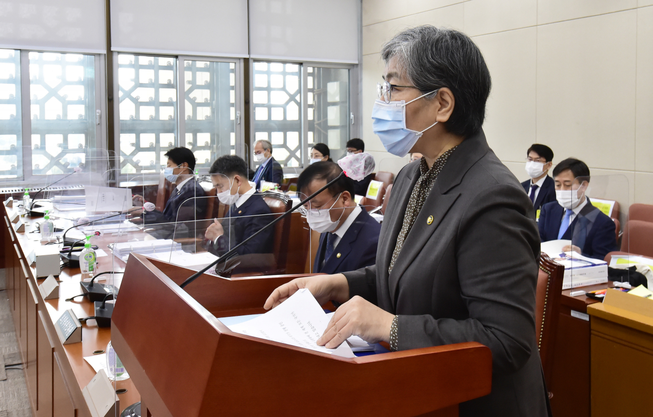 정은경 질병관리청장이 7일 서울 여의도 국회에서 열린 보건복지위원회의 보건복지부, 질병관리청 등 2020 국정감사에서 업무보고를 하고 있다. 이상섭 기자 babtong@heraldcorp.com