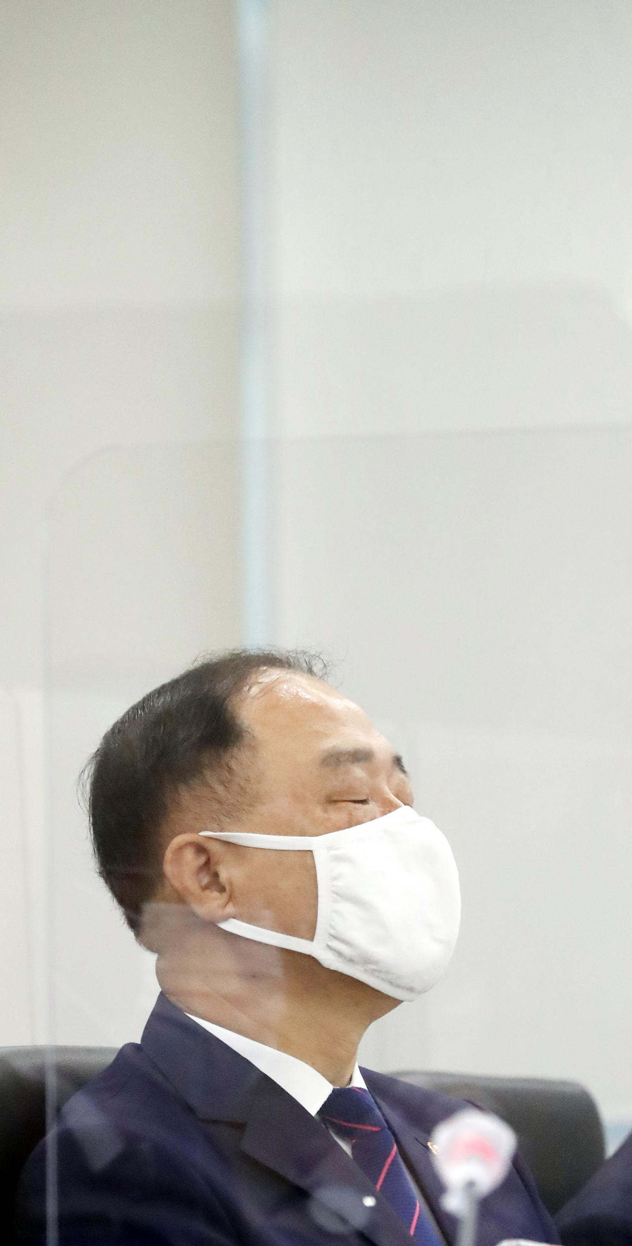 홍남기 경제부총리 겸 기획재정부 장관이 7일 오전 세종시 정부세종청사에서 열린 국회 기획재정위원회의 기획재정부에 대한 국정감사에서 위원들의 질의를 들으며 잠시 생각에 잠겨 있다. [연합]