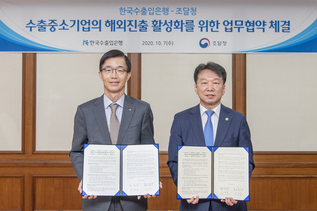 [사진=방문규 수은 행장(사진 왼쪽)과 정무경 조달청장이 7일 수은 여의도 본점에서 만나 '수출중소기업의 해외진출 활성화를 위한 업무협약'을 체결했다.]
