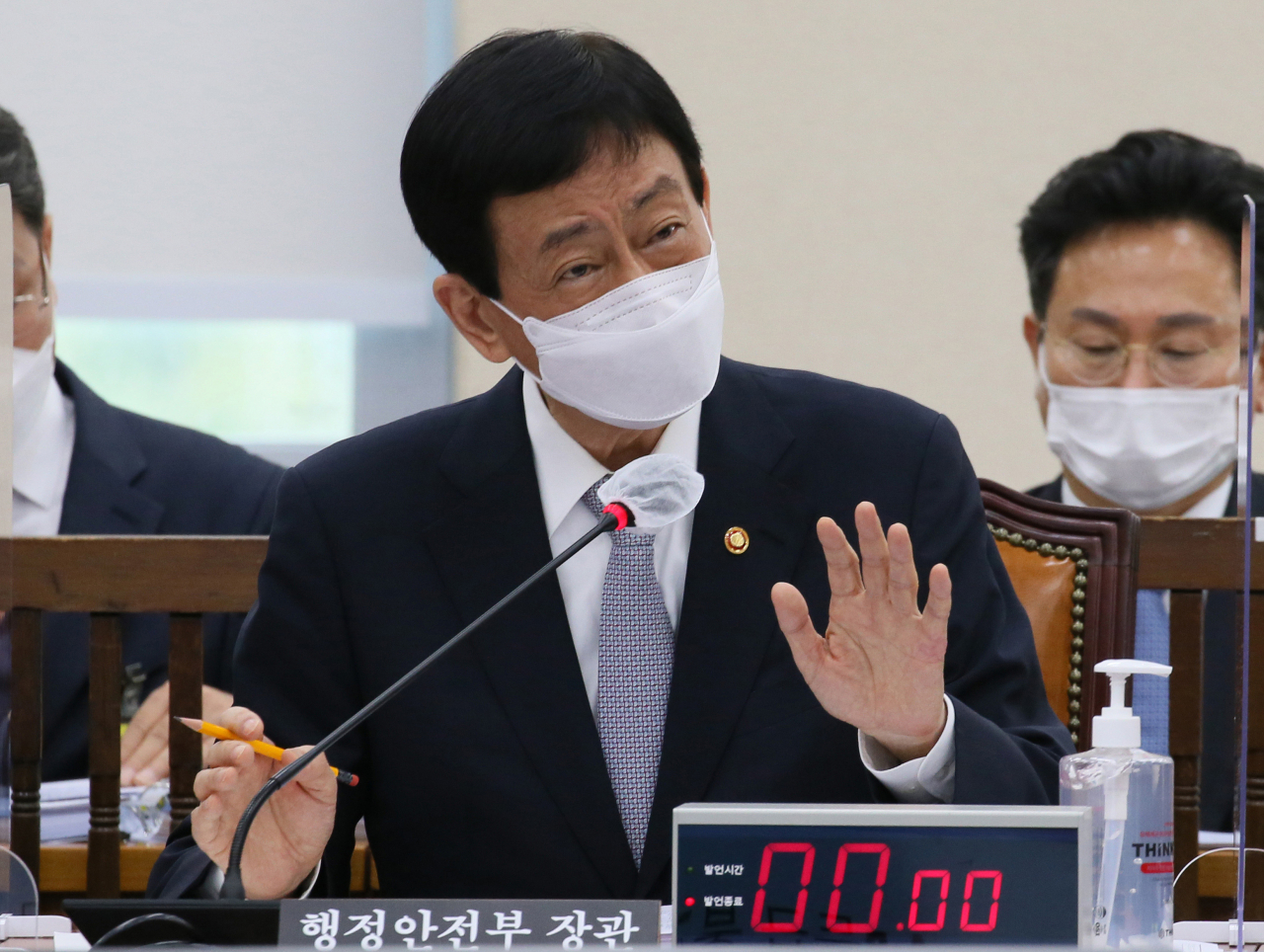 진영 행정안전부 장관이 7일 국회에서 열린 행정안전위원회 국정감사에서 답변하고 있다. [연합]