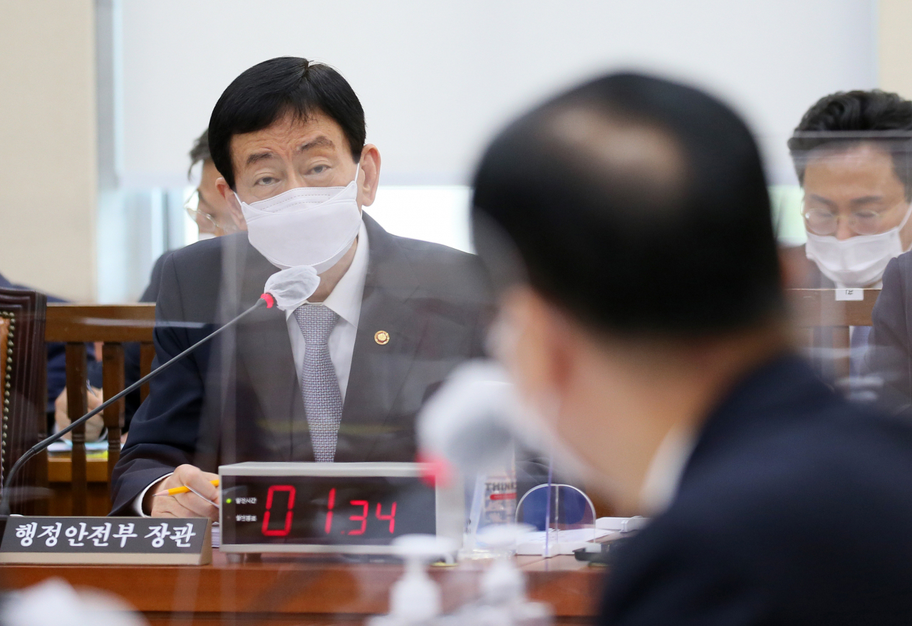 진영 행정안전부 장관이 7일 국회에서 열린 행정안전위원회 국정감사에서 답변하고 있다. [연합]