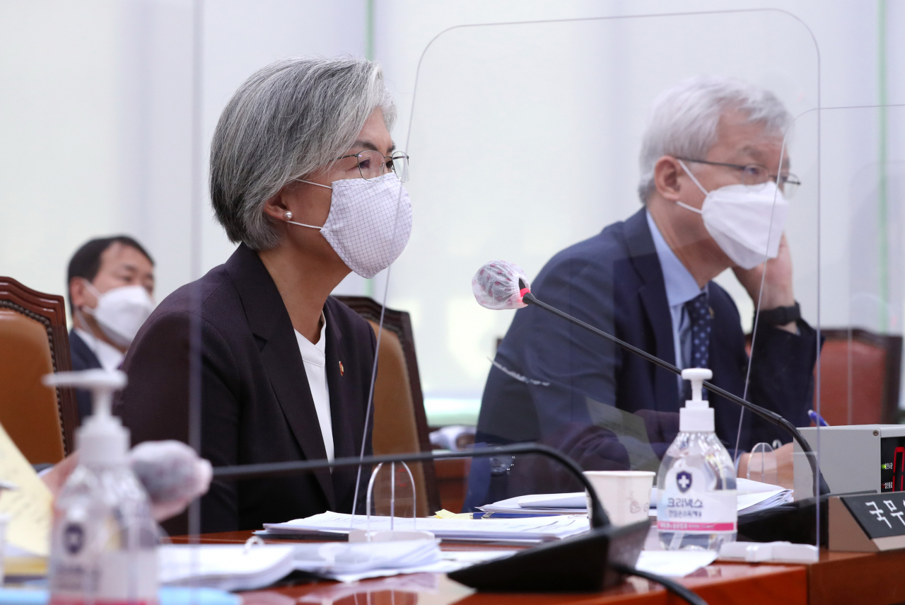 강경화 외교부 장관이 7일 서울 여의도 국회에서 열린 외교통일위원회의 외교부에 대한 국정감사에서 답변하고 있다. [연합]