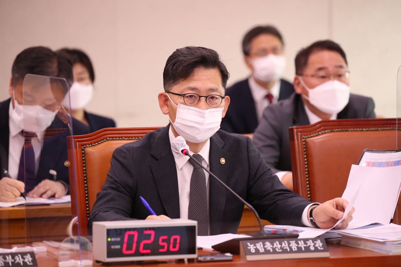 김현수 농림축산식품부 장관이 7일 서울 여의도 국회에서 열린 농림축산식품해양수산위원회의 농림축산식품부에 대한 국정감사에서 답변하고 있다. [연합]