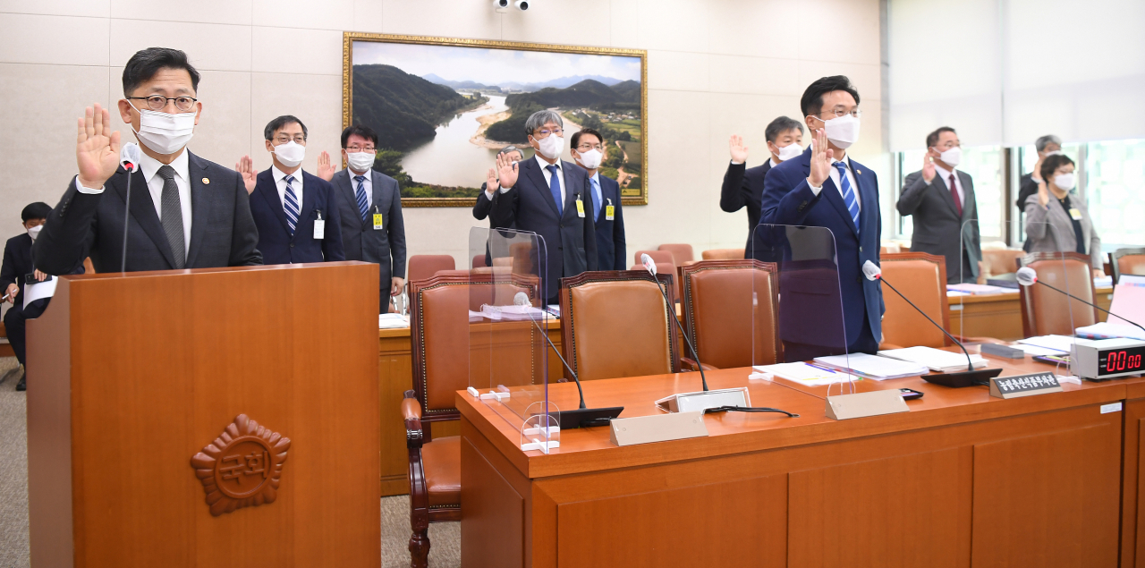 김현수 농림축산식품부 장관이 7일 서울 여의도 국회에서 열린 농림축산식품해양수산위원회의 농림축산식품부에 대한 국정감사에서 선서하고 있다. [연합]