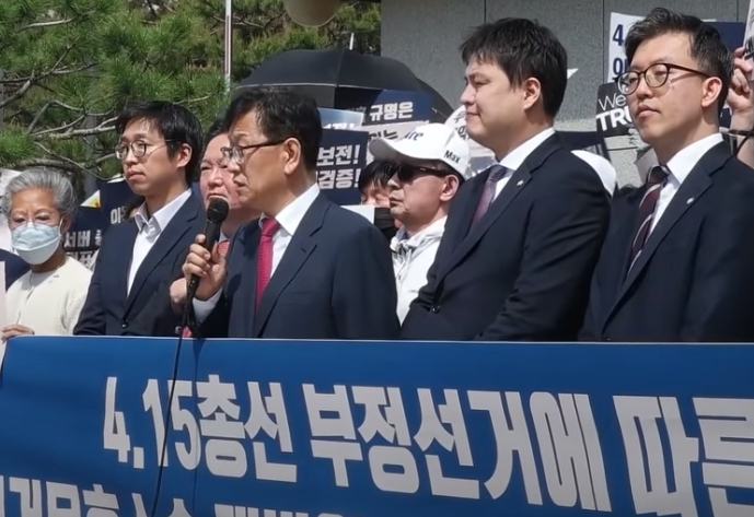 사진은 지난 5월 개최된 4·15총선 무효소송법률대리인 기자회견 모습.[‘뉴데일리TV’영상 캡처]