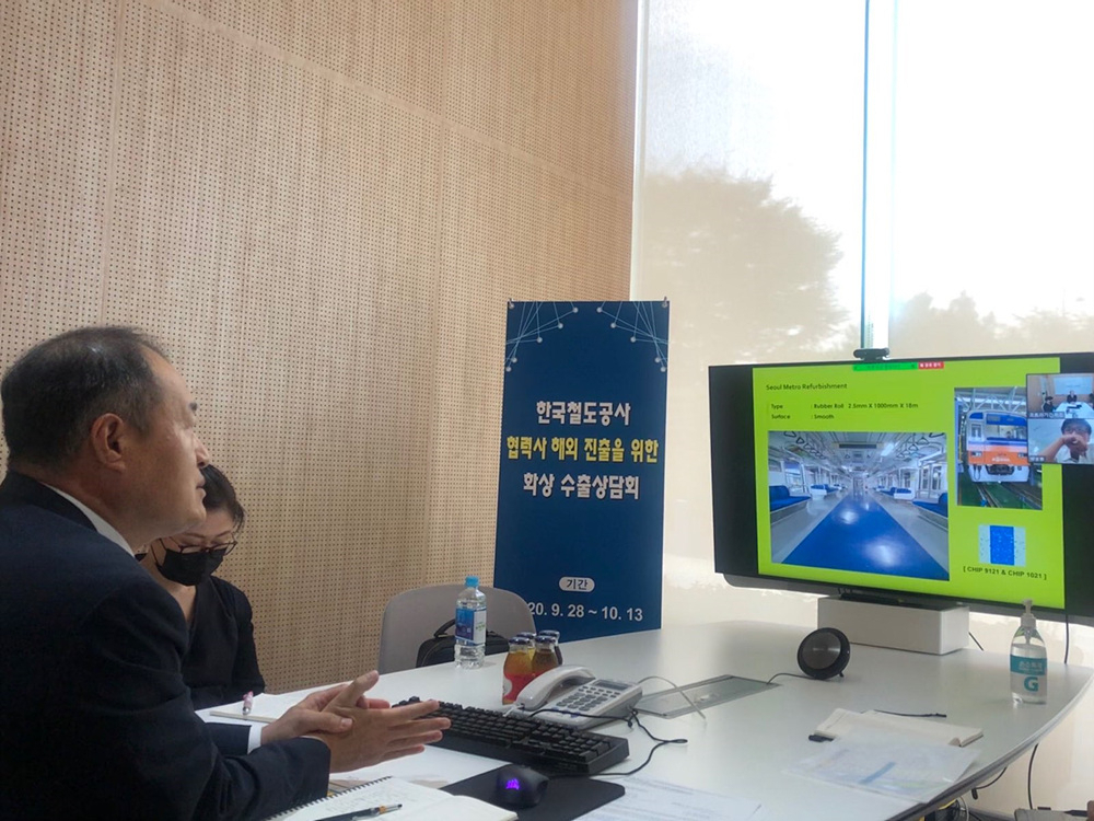 한국철도 협력사인 알앰 관계자가 화상으로 일본 바이어와 수출상담을 하는 모습. [한국철도(코레일) 제공]