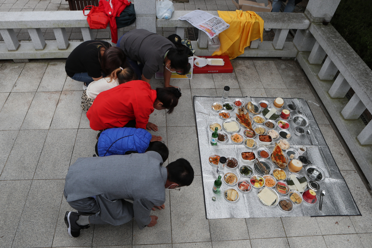 추석인 1일 경기도 파주시 임진각에서 북한이탈주민 가족이 북녘을 향해 절을 올리고 있다. [연합]