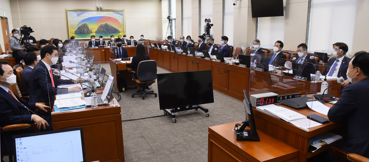 7일 국회 정무위원회에서 열린 국정감사에서 여야 의원들이 증인 채택 문제로 논쟁하고 있다. [연합]