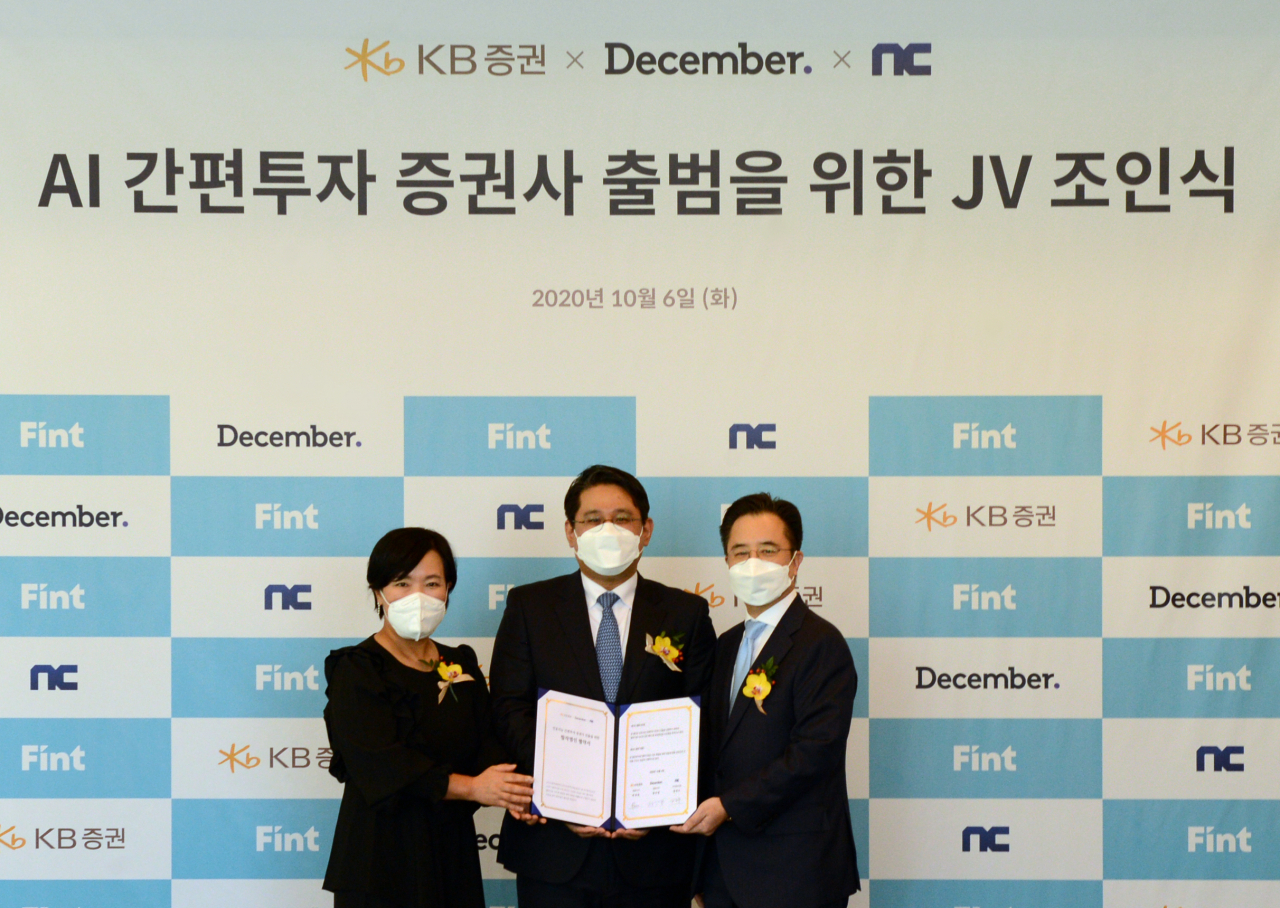 KB증권과 디셈버앤컴퍼니자산운용, 엔씨소프트는 지난 6일 서울 강남구 인터컨티넨탈 호텔에서 AI 간편투자 증권사 진출을 위한 합작법인 출범 조인식을 실시했다. 이날 박정림 KB증권 대표이사(왼쪽)와 정인영 디셈버앤컴퍼니 대표이사(가운데), 정진수 엔씨소프트 수석부사장이 기념사진을 촬영하고 있다. [KB증권]