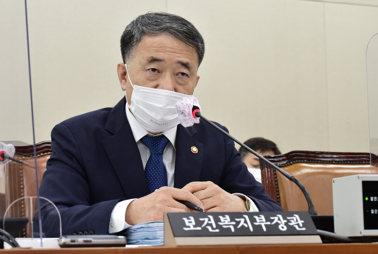 박능후 보건복지부 장관이 7일 국회 보건복지위원회에서 열린 보건복지부, 질병관리청 국정감사에서 답변하고 있다. [연합]