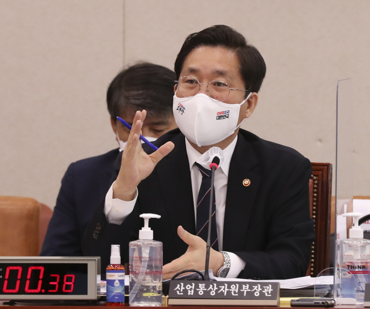 성윤모 산업통상자원부 장관이 7일 오전 서울 여의도 국회에서 열린 산업통상자원중소벤처기업위원회 국정감사에서 답변을 하고 있다. ［연합］