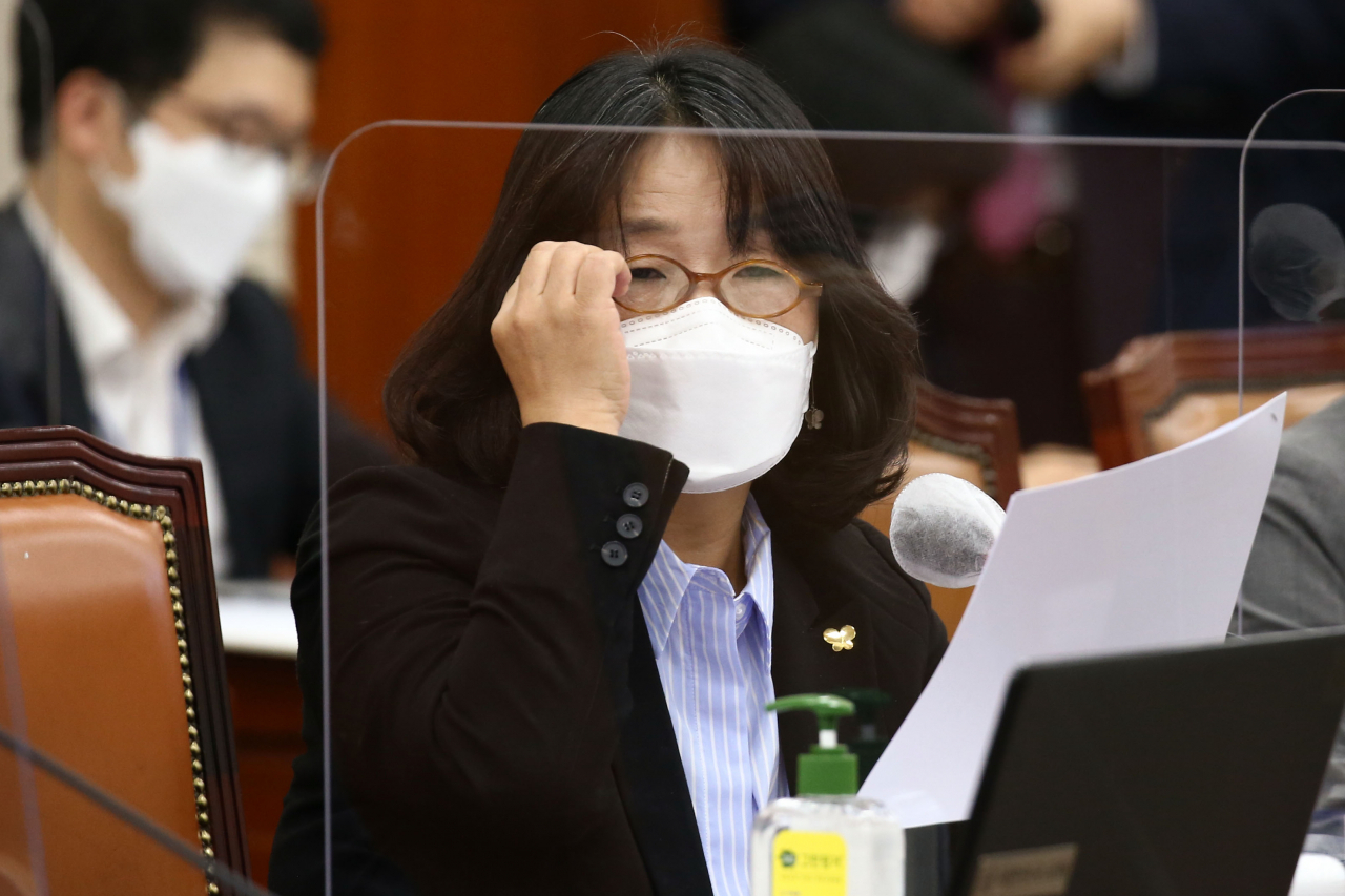 윤미향 더불어민주당 의원은 7일 통일부가 민간단체의 10억8000만원 상당의 아프리카돼지열병(ASF) 방역물품 지원에 대해 반출승인했지만 유엔 대북제재 등으로 전달되지 못하고 있다며 효과적인 남북방역을 위해 유엔 등 국제사회를 적극 설득해야한다고 밝혔다. 윤 의원이 이날 국회 환경노동위원회 환경부 국정감사에서 질의하고 있다. [연합]