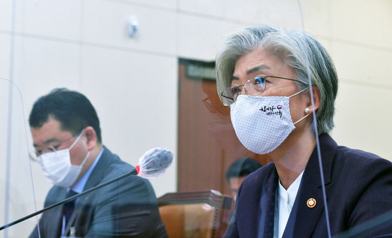 강경화 외교부 장관이 7일 서울 여의도 국회에서 열린 외교통일위원회의 외교부에 대한 국정감사에서 답변하고 있다. [연합]