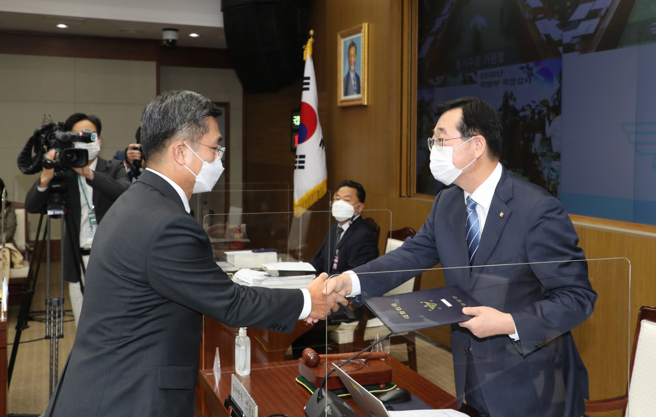 서욱 국방부 장관이 7일 서울 용산구 국방부에서 열린 국회 국정감사에서 민홍철 국방위원장에게 선서문을 제출하고 있다.[사진=국방부]