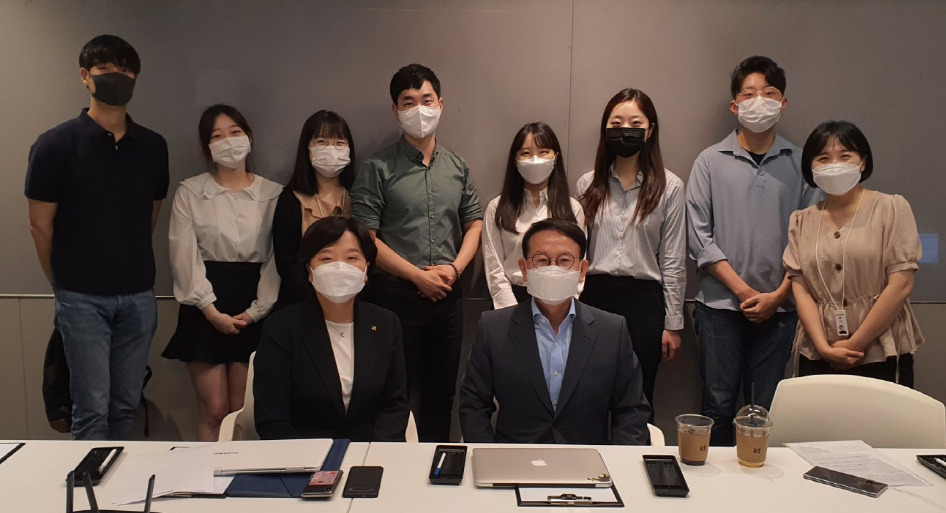 비즈니스 크리에이티브(Business Creativity) 수업을 듣는 학생 팀과 KT 전문가들의 미팅장면(앞줄 왼쪽부터 이선주 KT 상무, 민병철 교수). 이 팀은 비대면시대 1인 미디어 크리에이터들이 유튜브(YouTube), 인스타그램 등 SNS에서 영향력을 키울 수 있는 솔루션제안서를 협의했다.