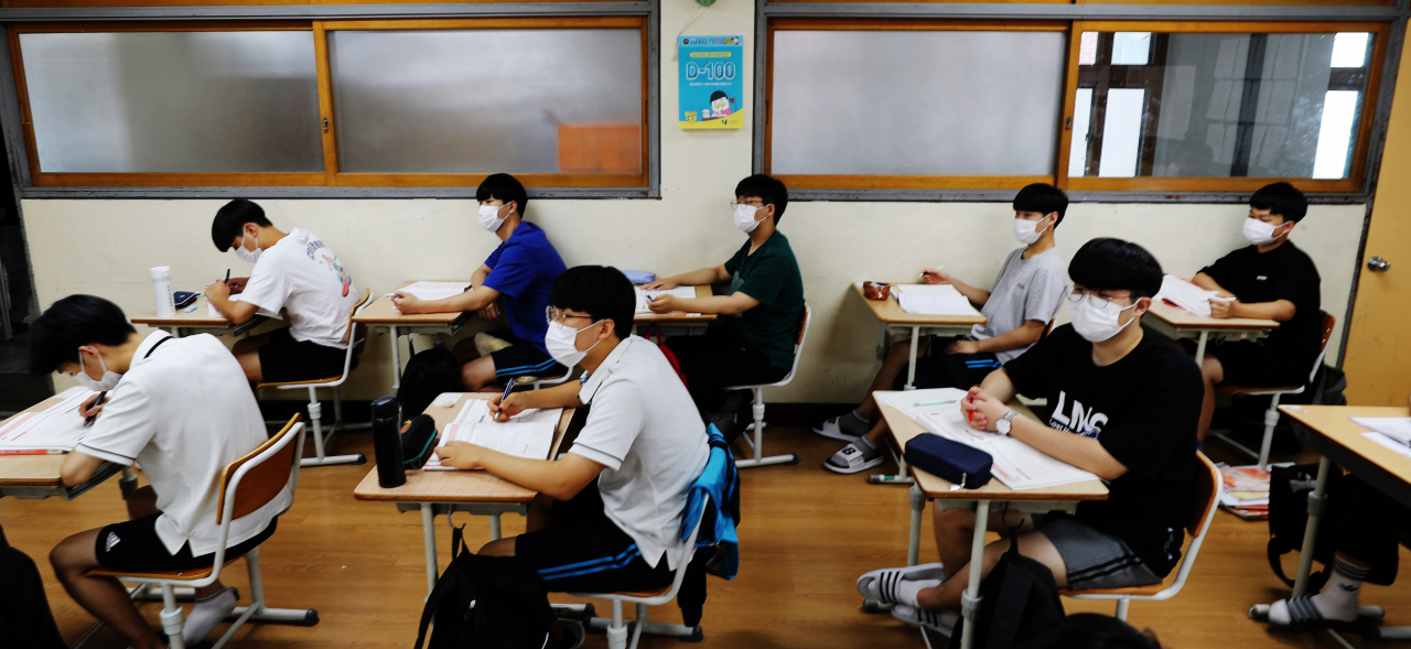 2021학년도 대학수학능력시험 'D-100'일 하루 앞둔 8월24일 오후 광주 제일고등학교에서 고3 수험생들이 집중해 수업을 듣고 있는 모습. [연합]