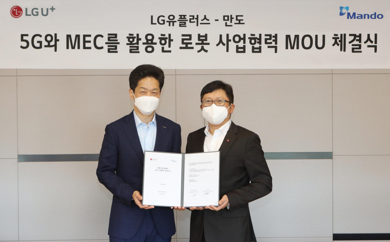 조원석 LG유플러스 기업신사업그룹장(오른쪽)과 오창훈 만도 WG캠퍼스 본부장 8일 업무협약을 맺고 기념 촬영하는 모습.[LG유플러스 제공]